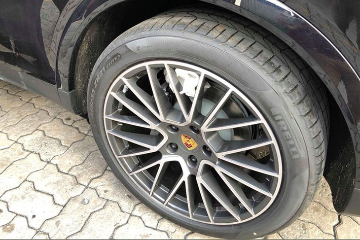 Mâm xe 21 inch thiết kế kiểu RS Spyder, hệ thống phanh trên Cayenne mới cũng được cải tiến. Công nghệ phanh phủ bề mặt của Porsche (PSCB) lần đầu được áp dụng. Đĩa phanh được phủ một lớp tungsten- carbinde cực kỳ bền, kết hợp với má phanh làm từ vật liệu đặc biệt so với những mẫu xe thường sử dụng gang xám.