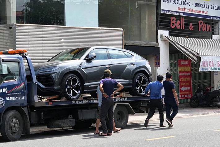 Theo thông tin không chính thức từ phía nhân viên bán hàng của hãng xe này tiết lộ, mức giá lăn bánh của chiếc siêu SUV Lamborghini Urus thứ 2 Việt Nam đã được tiết lộ là gần 30 tỷ đồng. Mức giá náy gấp 6 lần con số 172.000 Euro (tương đương 4,6 tỷ đồng) cho một chiêc Lamborghini Urus khi được bán ở thị trường châu Âu.