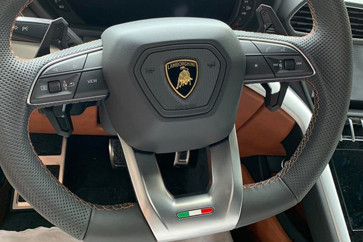Đối lập với bộ áo ghi xám, chiếc Lamborghini Urus thứ 2 tại thị trường Việt Nam sở hữu nội thất màu da bò đi kèm các điểm nhấn như chỉ khâu tương phản với màu da, một số chi tiết bằng sợi carbon hay kim loại bóng.