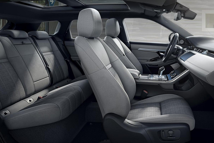 Bước vào bên trong Evoque 2020, người lái cũng được chào đón bằng không gian nội thất lấy cảm hứng từ Range Rover Velar. Nhờ đó, nội thất của mẫu SUV hạng sang này sang trọng hơn nhiều so với trước đây.
