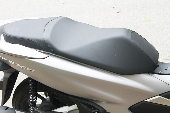 Khung xe chuyển từ dạng Underbone sang dạng khung treo võng đôi, giúp tăng độ vững chắc cho hệ thống khung sườn, tăng khả năng điều khiển, đồng thời khai thác triệt để được công suất động cơ. Yên xe trên phiên bản mới này thiết kế không thay đổi so với thế hệ cũ vẫn dạng liền mềm, hạ thấp trọng tâm người lái giúp dễ dàng điều khiển.