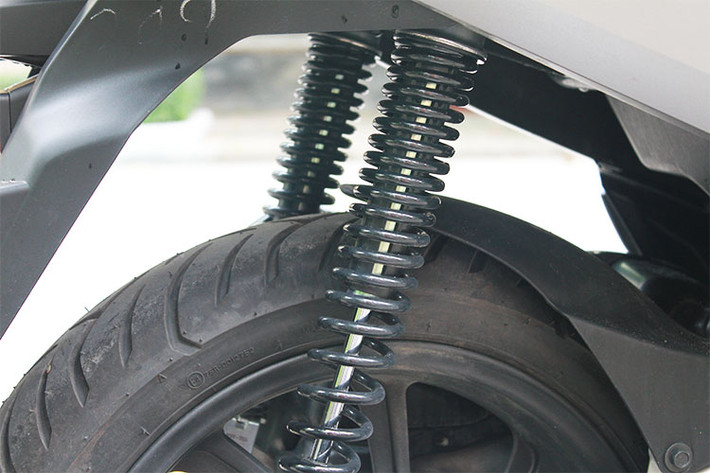 Khung xe chuyển từ dạng Underbone sang dạng khung treo võng đôi, giúp tăng độ vững chắc cho hệ thống khung sườn, tăng khả năng điều khiển, đồng thời khai thác triệt để được công suất động cơ. Phuộc trước của xe không thay đổi so với thế hệ cũ, tuy nhiên ống phuộc sau cũng đã được đặt lại ở phía sau thân xe giúp ổn định hơn.