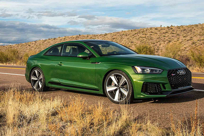 So với một phiên bản thể thao thấp hơn là S5, rất dễ dàng để phân biệt coupe thể thao RS5 với các phiên bản A5 thường do chiếc xe được trang bị cản trước "hầm hố" với các khe hút gió cực lớn. Cụm đèn pha LED ma trận tùy chọn của chiếc xe cũng có chóa màu đen "ngầu" hơn, trong khi các vòm bánh được nới rộng hơn so với A5.