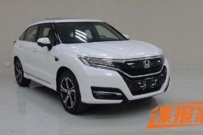 Honda UR-V 2020 mới được xem là một phiên bản cao cấp hơn so với CR-V, nhưng dành riêng cho thị trường Trung Quốc. UR-V mới có chiều dài tổng thể 4.856 mm, rộng 1.942 mm, cao 1.670 mm và chiều dài cơ sở 2.820 mm. Kích thước này khá lớn khi tương đương với một chiếc crossover cỡ trung như Hyundai SantaFe, Toyota Highlander hay Kia Sorento, hứa hẹn cho không gian nội thất rộng rãi hơn.