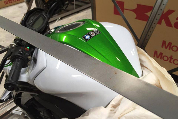Kawasaki Z1000 2016 được thiết kế không mới, nó chủ yếu được nhà sản xuất thay đổi về màu sắc và một số chi tiết nhỏ.