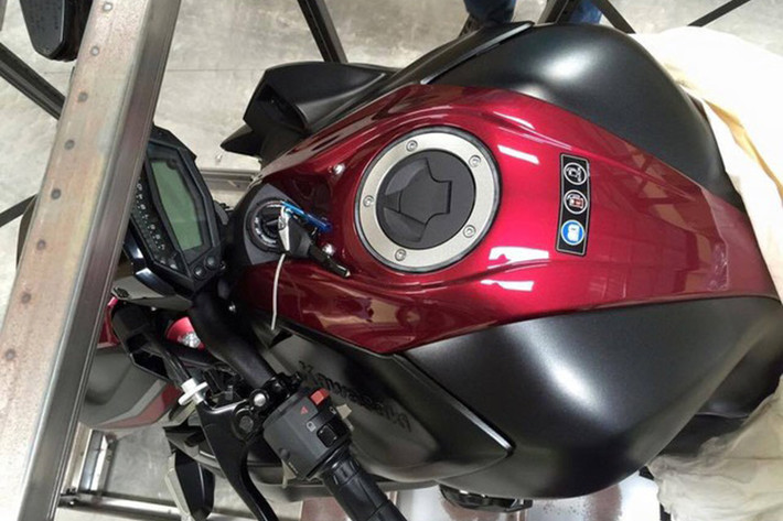 Phiên bản 2016 mang đến 3 màu mới cho các tín đồ nakedbike lựa chọn bao gồm màu đỏ xám carbon, xanh trắng ngọc trai và xanh xám graphite.
