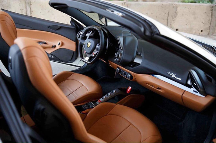 Siêu xe 488 GTB Spider cũng được hãng siêu xe Ferrari trang bị hệ thống giải trí mới Digital Audio Broadcasting (DAB) kết hợp cùng với các ứng dụng mới nhất hiện nay như Apple CarPlay, hệ thống âm thanh cao cấp của JBL-Harman gồm 12 loa có công suất 1.280 Watt...