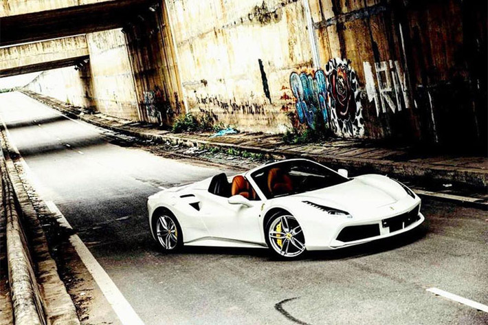 Nhìn tổng thể, 488 Spider không có nhiều khác biệt so với phiên bản Coupe từng về Việt Nam trước đây. Hệ thống khung sườn của 488 Spider được cấu tạo từ 11 loại hợp kim nhôm khác nhau giúp đảm bảo độ cứng vặn xoắn tương đương 488 GTB phiên bản thường và tốt hơn 23% so với đàn anh 458 Spider.