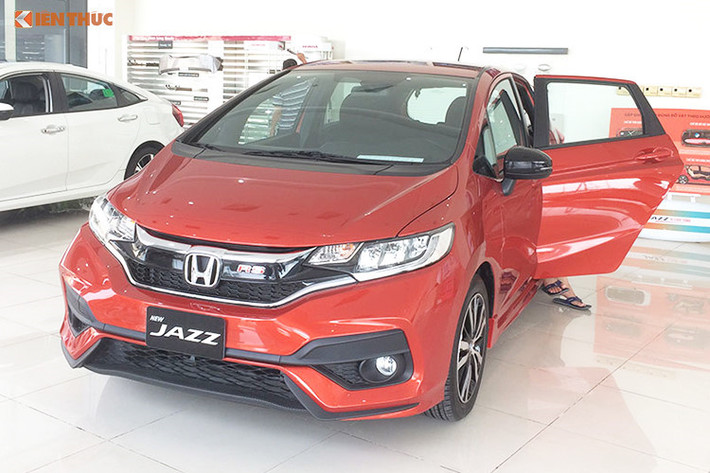 Trong tháng 5/2019, khách hàng khi mua xe Honda Jazz chính hãng sẽ nhận được gói quà tặng trị giá lên tới 44 triệu đồng. Với việc khuyến mãi lên tới 44 triệu đồng, hiện giá bán của Honda Jazz bản 1.5 có giá 544 triệu đồng, bản 1.5VX giá 594 triệu đồng và bản 1.5RS giá 624 triệu đồng.