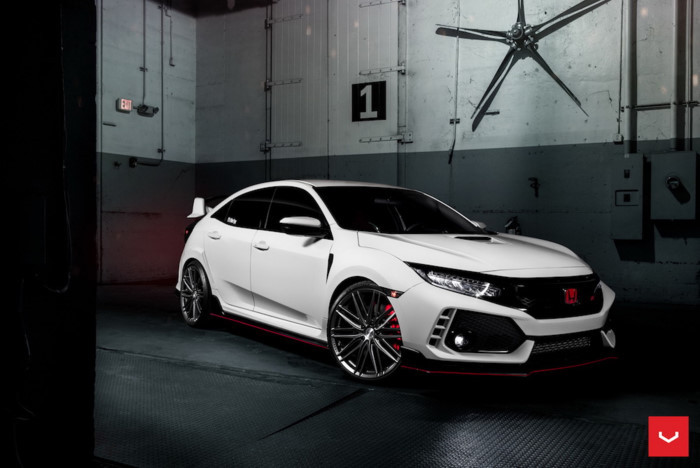 Civic Type R hiện đang là một trong những mẫu hatchback thể thao (hot hatch) với hiệu năng cao nhất trong phân khúc. Không chỉ dừng lại ở đó, Civic Type R cũng sở hữu kiểu dáng có thể coi là "ngầu" và thể thao nhất trong số các mẫu hot hatch trên thị trường xe hơi thể thao hiện nay.