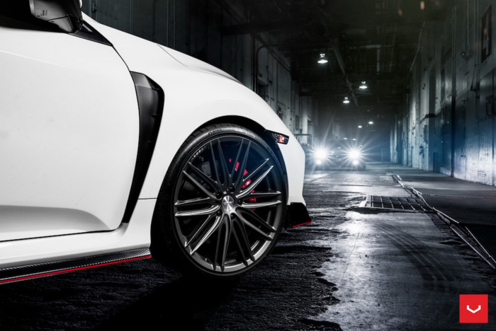 Khách hàng có thể lựa chọn 1 trong 2 màu sắc mâm là ánh bạc Silver Metallic và xám đậm Gloss Graphite. Trong 2 chiếc xe, chiếc Civic Type R với màu xám đậm đã được Vossen trang bị mâm VFS-10 với thiết kế 10 cánh đơn có màu xám bóng Gloss Graphite "ton-sur-ton" với sơn xe.