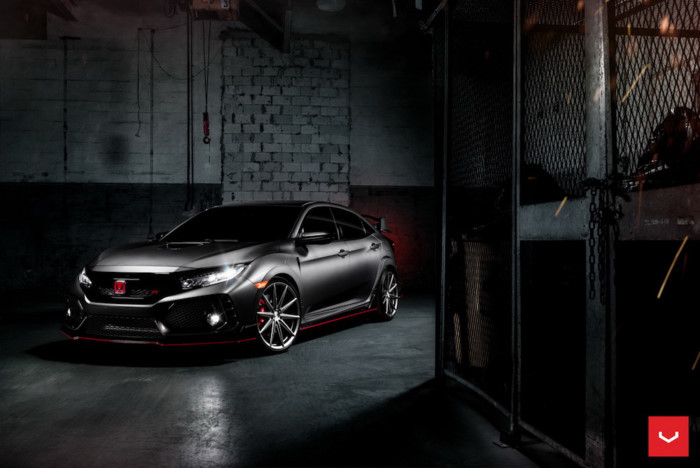 Do chiếc xe vừa mới bán ra chưa lâu, thị trường "đồ chơi" dành cho Civic Type R thế hệ mới vẫn còn đang trong giai đoạn hình thành. Về tương lai, có thể chiếc xe sẽ dễ dàng được "cá tính hóa" hơn khi có nhiều phụ tùng nâng cấp từ các hãng thứ 3. Tuy nhiên trong thời điểm hiện tại, những chủ xe Civic Type R chỉ có thể nâng cấp nhẹ về ngoại hình, trong đó dễ thực hiện nhất là độ lại "dàn chân" của xe.