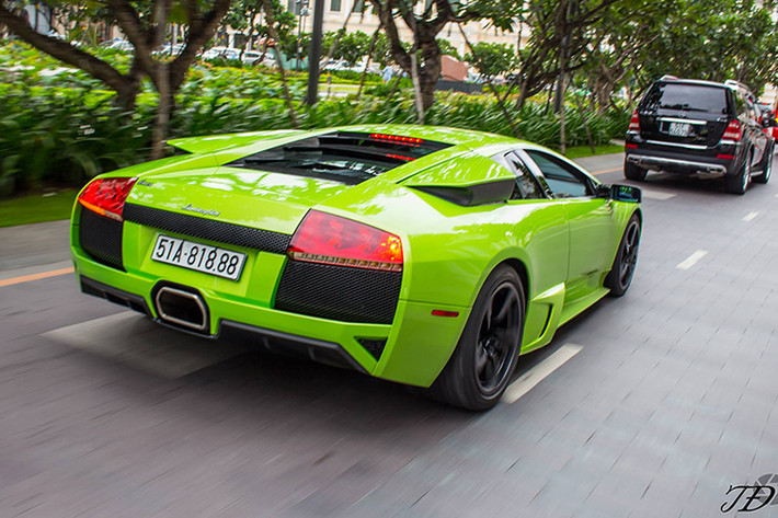 Chiếc Lamborghini Murcielago LP640 màu "độc" này thuộc đời 2009, đã chạy lướt 3.200 km, cập cảng Đà Nẵng vào cuối tháng 11/2010. Siêu xe này được đặt hàng từ Mỹ, vận chuyển sang Hong Kong bằng đường hàng không, rồi về Việt Nam bằng đường biển.