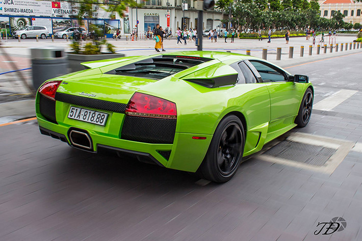 Chiếc siêu xe Lamborghini Murcielago LP640 màu độc này là thế hệ thứ hai của dòng xe Murcielago, sau chiếc Murcielago thế hệ đầu tiên với động cơ V12 6.2L và phiên bản Murcielago Roadster.