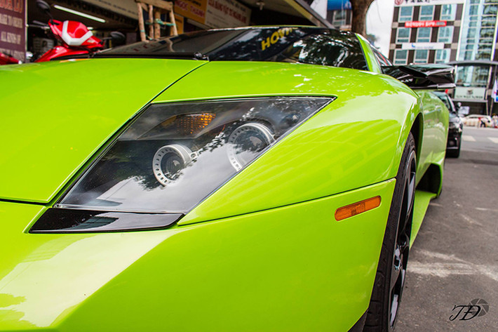 Số phận siêu xe Murcielago LP640 Verde Ithaca xanh cốm này cũng lắm lận đận, khi tiếp tục đổi chủ. Một lần bữa, Lamborghini Murcielago được “sang tay” cho một đại gia chơi xe quận 7, TP HCM, với giá bán khoảng 9,8 tỷ đồng.