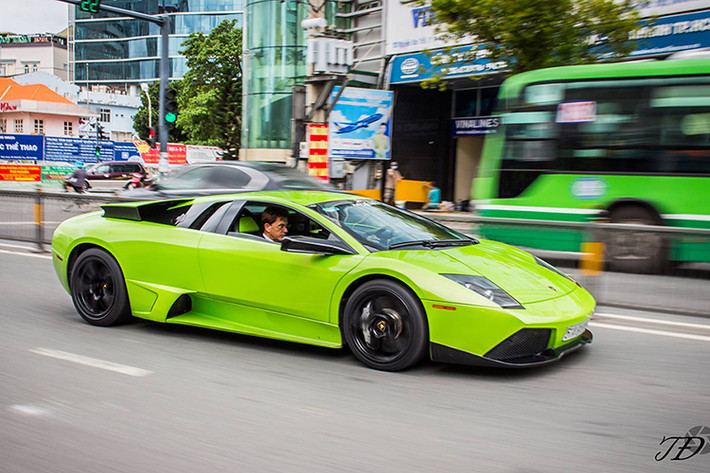 "Siêu bò" Lamborghini Murcielago LP640-4 còn nổi tiếng Thế giới bởi mức tiêu thụ nhiên liệu thuộc dạng “khủng”, khoảng 29 lít/100 km trong thành phố và 18 lít/100 km trên xa lộ.