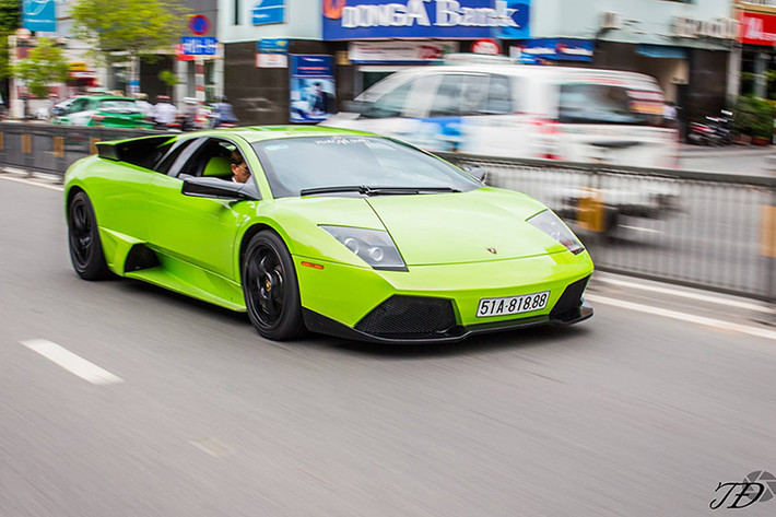 Siêu xe Lamborghini Murcielago LP640 màu xanh cốm "độc' nhất" Việt Nam. Siêu xe này chỉ có duy nhất một chiếc tại Việt Nam, về nước hồi cuối năm 2010, đeo biển tứ quý 8 và từng thuộc sở hữu của một thanh niên còn khá trẻ ở Đà Nẵng.