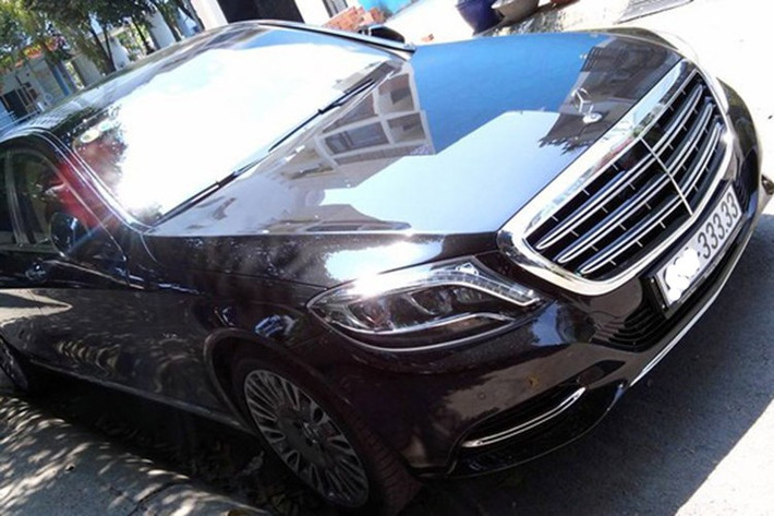 Mới đây, thông tin về một chiếc Mercedes-Maybach S600 đã qua sử dụng đang được rao bán với mức giá 9,5 tỷ đồng nhanh chóng nhận được sự chú ý của những người đam mê siêu xe sang tại Việt Nam. Điều ấn tượng, chiếc xe siêu sang đang được rao bán còn sở hữu biển "ngũ quý 3".