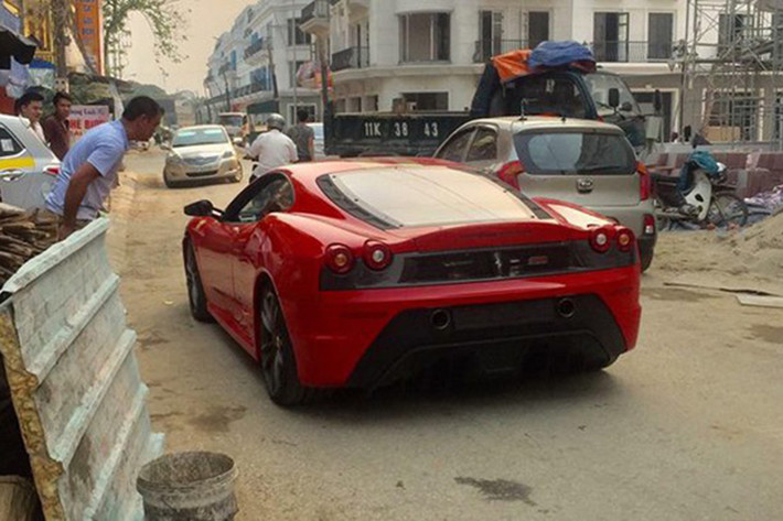 Theo đó nhiều nguồn tin cho hay, đây rất có thể chính là chiếc Ferrari 430 Scuderia từng thuộc sở hữu của "ông trùm" buôn lậu đường biên Hà Tuấn Dũng hay còn gọi Dũng "mặt sắt" đã bị tịch thu vào hồi tháng 5/2013 sau đó được đem ra phát mại tại Quảng Ninh.