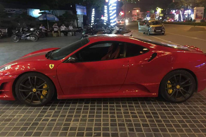 Mới đây trên mạng xã hội xuất hiện hình ảnh một chiếc siêu xe Ferrari 430 Scuderia "hàng độc" màu đỏ lăn bánh tại tỉnh Tuyên Quang gây xôn xao. Hiện chưa rõ "siêu ngựa" này có định cư tại đây hay không, tuy nhiên, "lý lịch" của xe đã được nhiều người yêu xe tìm hiểu.