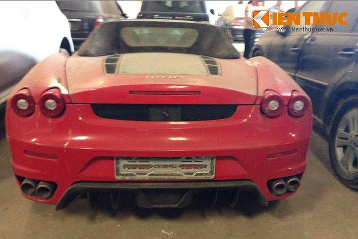 Cạnh tranh trực tiếp với đối thủ Lamborghini Gallardo Superleggera vào thời điểm ra mắt, Ferrari F430 Scuderia nhẹ hơn 100 kg và mạnh hơn F430 tiêu chuẩn. Vẫn sử dụng động cơ V8, dung tích 4,3 lít nhưng Ferrari F430 Scuderia sở hữu công suất tối đa 503 mã lực và mô-men xoắn cực đại 465 Nm tại vòng tua máy 5.250 vòng/phút.