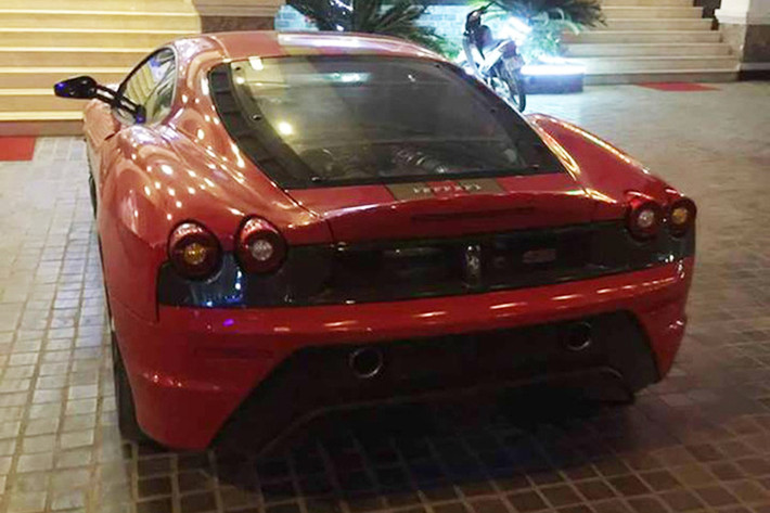 Có thể thấy, chiếc Ferrari 430 Scuderia xuất hiện tại Tuyên Quang và "siêu ngựa" của Dũng "mặt sắt" đều có ngoại thất đỏ tươi và 2 đường sọc màu vàng lợt chạy từ nắp capô, lên trần và kết thúc ở đuôi xe. Ngoài ra, la-zăng 5 chấu kép với kẹp phanh màu vàng rực cũng là điểm chung.