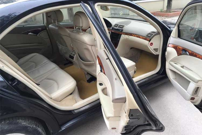 Về nội thất, khoang lái trước, khoang khách sau và thành cửa đều được bọc da cao cấp. Khoang sau được trang bị cửa gió điều hòa riêng biệt.