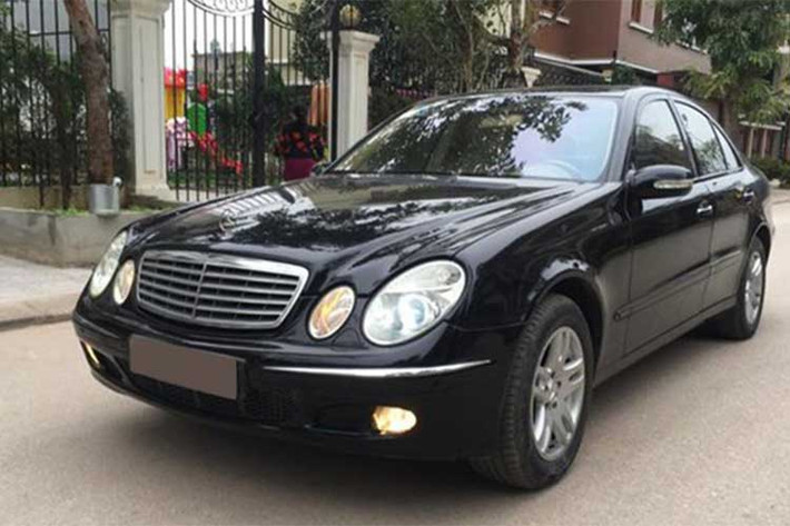 Hiện tại trên thị trường mua bán xe ôtô cũ, những chiếc xe sang Mercedes-Benz E200 được sản xuất từ năm 2004 đang được rao bán khá nhiều. Chiếc xe trong bài viết được chủ nhân cho biết, xe đã lăn bánh gần 100.000km, sơn xe cũng nhiều chi tiết ngoại thất đã được làm mới.