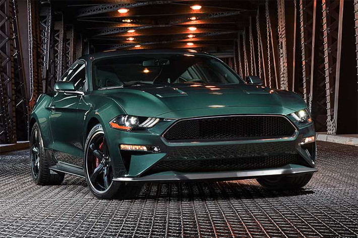 Darrell Behmer, nhà thiết kế chính của Mustang cho biết: "Đây là mẫu Bullitt mới nhưng thừa hưởng những gì Steve McQueen đã làm, với khả năng làm mát dễ dàng. Là một nhà thiết kế, tôi thật sự yêu thích Mustang. Chiếc xe này không có hoa văn sọc, không có logo phía trước. Không phải nói nhiều, chiếc Mustang này thật cuốn hút."