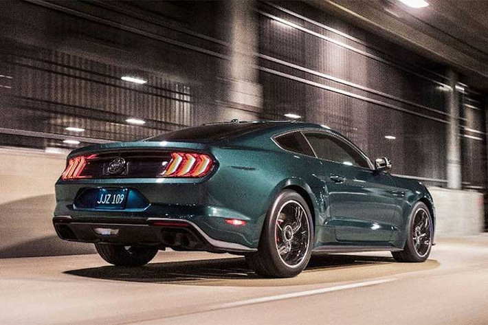 Trên phiên bản mới, Mustang Bullitt 2019 được trang bị hệ thống ống xả hiệu suất cao với các đầu bọc màu đen Black NitroPlate. Hệ thống này đã được hiệu chỉnh lại để chiếc xe có thể đạt hiệu năng vận hành cao hơn.