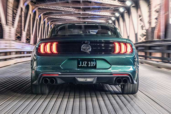 Nguồn sức mạnh trên cho phép Mustang Bullitt thế hệ mới có khả năng chạm tới vận tốc tối đa hơn 262km/h – nhanh hơn Mustang tiêu chuẩn 12km/h. Ngoài hai màu sơn ngoại thất, nhà sản xuất cũng đưa ra một số tùy chọn khá hấp dẫn dành cho khách hàng với gói nâng cấp hệ thống điện tử mang tên Bullitt Electronics Package.