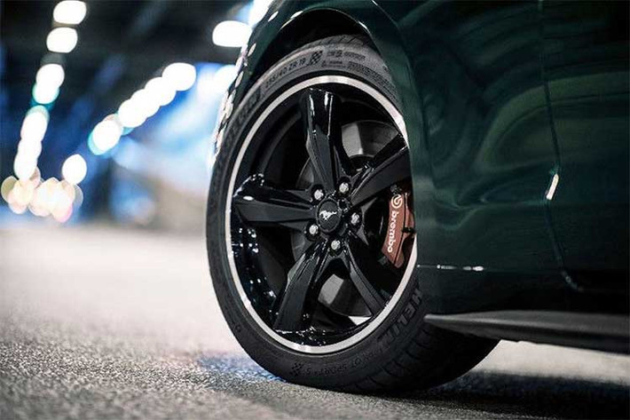 Bộ vành 5 chấu nhôm có kích thước 19 inch được sơn màu đen với một đường crom bao quanh tạo nên sự đối lập rõ nét. Phía sau bộ la-zăng này là hệ thống phanh của Brembo với các đĩa phanh màu đỏ vô cùng nổi bật.