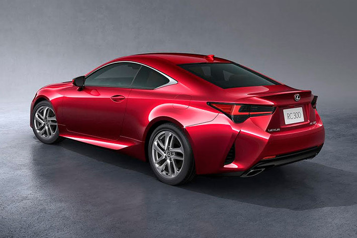 Xe có tới 7 màu ngoại thất và 4 màu nội thất. Giá xe Lexus RC 2019 màu ngoại thất đỏ Radiant Red đặc biệt là 3,3 tỷ đồng, 6 màu ngoại thất còn lại (Trắng Sonic Quart, Ghi Mecury Gray Mica, Bạc Sonic Titanium, Đen Starlight Black, Đen Graphite Black, Xanh Sparkling Meteor Metallic) có giá 3,27 tỷ đồng (Đã bao gồm thuế VAT).
