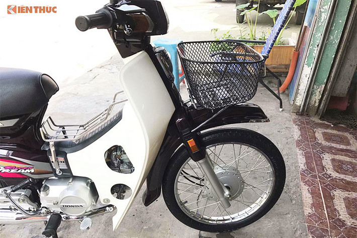 Honda Super Dream trong bài viết này được xem là mẫu xe đầu tiên của nhà phân phối và lắp ráp Honda Việt Nam. Nó là phiên bản được "nội địa hóa" của Dream II Thái Lan nhập khẩu về, vốn đã được nhập vào Việt Nam từ đầu thập niên 90 và rất được ưa chuộng bởi khách hàng Việt.
