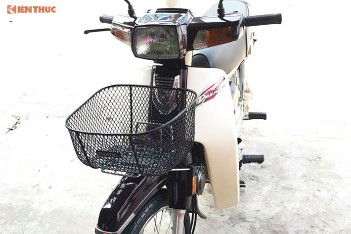So với phiên bản xe máy Honda Dream II của Thái Lan, Super Dream tại Việt Nam đã có một số điểm khác biệt nhỏ. Ở phía trước, mặt nạ của xe đã có thiết kế mới so với Dream Thái, đồng thời ở bên yếm trái của xe là tem chữ Super Dream thay vì "quả đào" phù hiệu mạ chrome của Dream II.