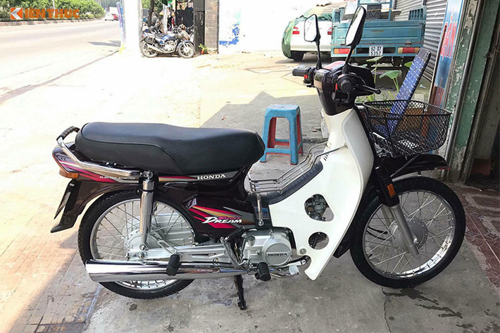Mặc dù mẫu xe máy Honda Super Dream đã bị nhà phân phối và lắp ráp Honda Việt Nam ngừng sản xuất. Tuy nhiên chỉ có những phiên bản đời đầu hoặc 100cc mới được nhiều người tìm mua hơn so với những phiên bản 110cc mới bị "khai tử" thời gian gần đây. Chiếc xe trong bài viết này đang được chủ nhân treo giá tới hơn 200 triệu đồng.