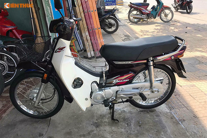 Có thể thấy, Honda Dream đã trở thành "huyền thoại" trong mắt người Việt từ nhiều năm nay với những phiên bản đầu tiên nhập từ Thái Lan hay Indonesia. Năm 1998, mẫu xe máy Honda Super Dream 100 liên doanh lần đầu tiên được lắp ráp ở Việt Nam và cũng đã được ưa chuộng, với "tuổi đời" cho đến nay đã được 20 năm.