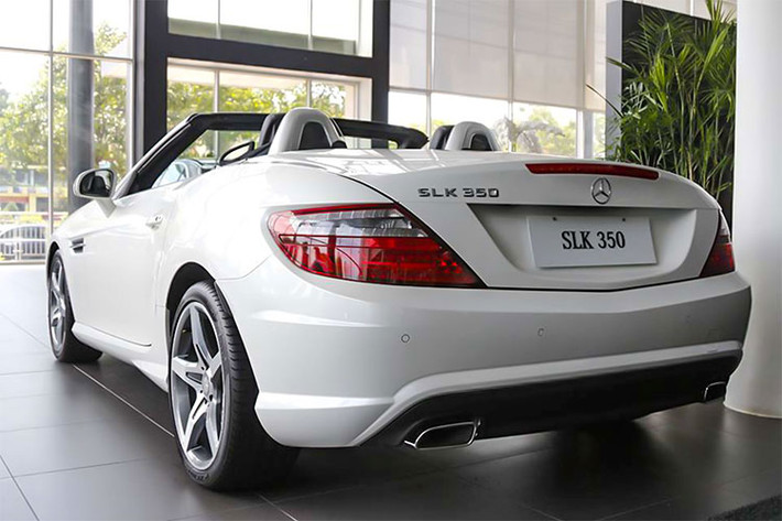 Thân xe không có điểm nhấn nào ngoài một hốc gió trang trí ở 2 bên. Thiết kế phần đuôi vẫn rất mạnh mẽ nhưng có phần thanh thoát thoát hơn. Nổi bật là hệ thống ống xả đôi hình thang, bộ đèn hậu công nghệ LED hiện đại và đèn phanh thứ 3 trên nắp ca pô tạo hình như một cánh lướt gió.