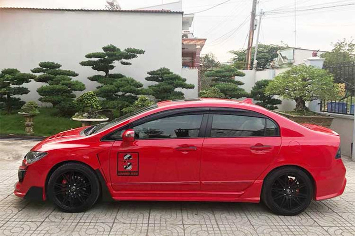 Không biết rõ giá trị của toàn bộ gói độ dành cho chiếc Civic này, nhưng ước tính tổng chi phí mà chủ xe phải bỏ ra lên đến khoảng 200 triệu đồng, tương đương một nửa giá trị còn lại của chiếc Civic 2010 hiện nay đang rao bán trên các sàn xe cũ. Chính chiếc Civic này cũng đang được chủ xe rao bán với giá hơn 400 triệu đồng.