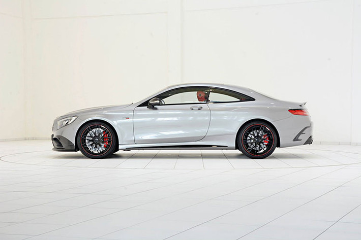 Brabus kết hợp màu sơn xám bóng, các chi tiết bằng sợi các-bon đen và nội thất đỏ... để mang lại vẻ đẹp tinh tế nhưng lại đầy mạnh mẽ cho S63 AMG Coupe.