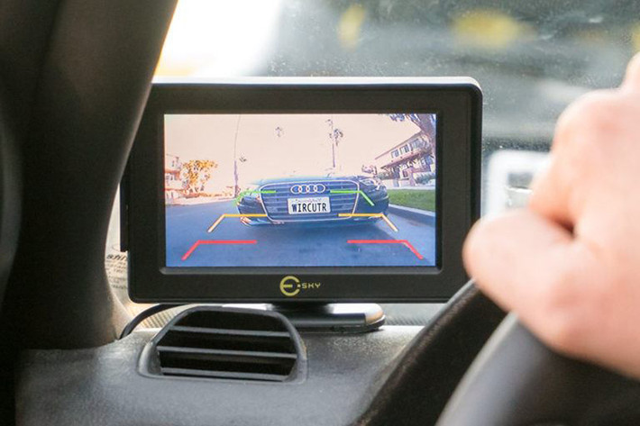 Camera lùi trên ôtô là tính năng đang được áp dụng phổ biến trên nhiều dòng xe. Camera lùi về cơ bản hỗ trợ tài xế có tầm nhìn tốt ở phía sau xe khi thao tác lùi xe, đồng thời giảm thiểu va chạm với các vật thể phía sau xe mà người lái không thể nhìn thấy. Các camera lùi thường sử dụng ống kính góc rộng để cho phép tài xế quan sát tới 180 độ phía sau xe.