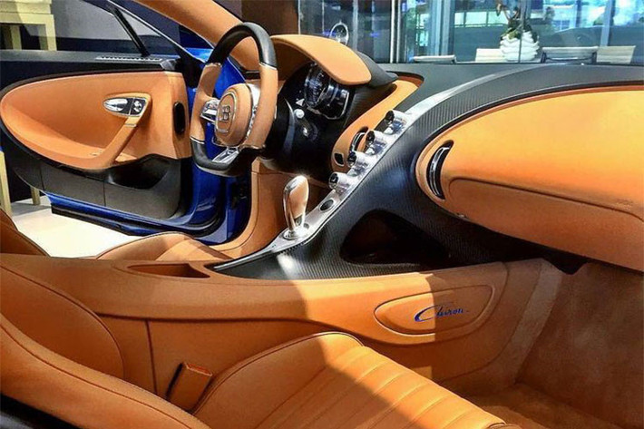 Bugatti Chiron đầu tiên tại Trung Quốc của thiếu gia 9X mang 2 màu sơn là xanh dương nhạt và xanh dương đậm. Chiếc siêu xe triệu đô này được mua chính hãng và từng có màn ra mắt trước các khách hàng VIP tại Trung Quốc trong một sự kiện được cho diễn ra vào tháng 5/2018.