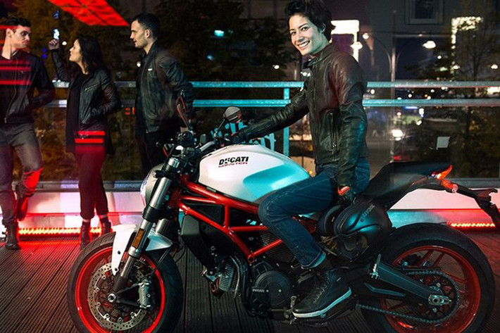 Tại triển lãm Bangkok International Motor Show 2017 - Ducati tại Thái Lan đã công bố giá bán chính thức mẫu naked-bike tầm trung Ducati Monster 797 2017 với giá từ 399.900 Baht (tương đương 264 triệu đồng) cho phiên bản màu đỏ và 409.900 Baht (khoảng 270 triệu đồng) dành cho 2 phiên bản màu trắng và đen.