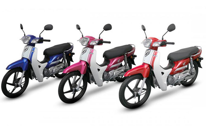 Xe đang được bán ra tại Malaysia với hai phiên bản là vành đúc, có đề và vành nan, không đề. Phiên bản tiêu chuẩn vành nan, khởi động bằng cần đạp có giá 4.859 Ringgit (tương đương 28 triệu đồng), gồm hai màu là màu đen và xanh. Trong khi đó, phiên bản vành đúc và trang bị đề có 3 màu là xanh, hồng tím và đỏ sẽ được bán với giá 5.404 Ringgit (tương đương 31,2 triệu đồng).