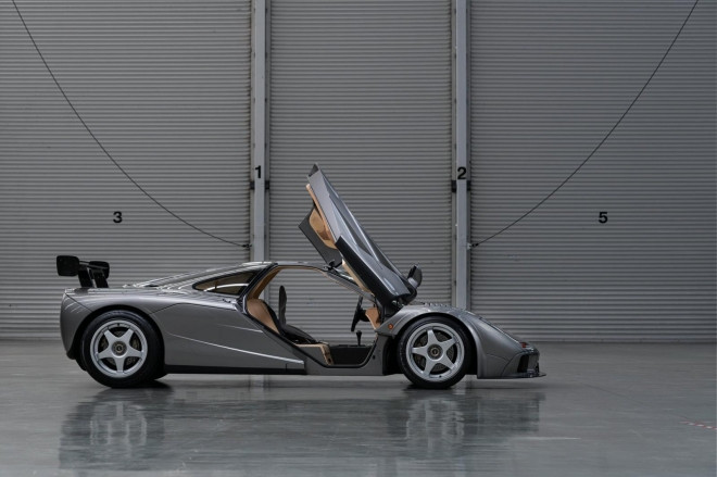 Tuy nhiên, chỉ có đúng 64 chiếc siêu xe McLaren F1 hợp pháp lưu thông trên đường phố, số còn lại dành cho biến thể của các đường đua. Chiếc McLaren F1 sắp được bán đấu giá mang số thứ tự 018 và chỉ mới lăn bánh khoảng 13.352 miles, tương đương 21.488 km.