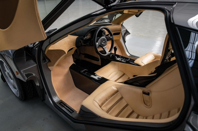 Riêng nội thất chiếc siêu xe McLaren F1 LM Spec cực hiếm này cũng được làm lại mới với da màu kem, Alcantara màu be và nâu, chưa hết, thảm màu kem và vô lăng 14 inch bọc da màu đen kết hợp cùng carbon.