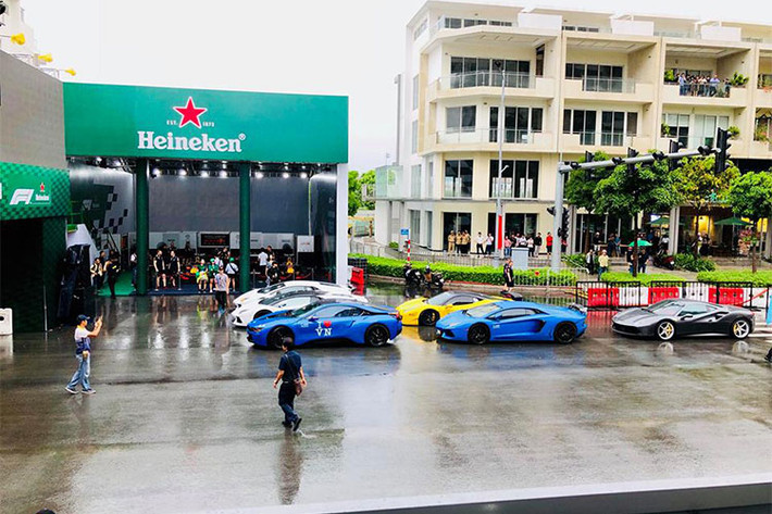 Ngoài việc được nghe, thấy và ngắm trực tiếp mà trình diễn của một chiếc xe đua F1 đình đám - giới mê xe tại Việt Nam còn được chứng kiến sự xuất hiện của dàn siêu xe tiền tỷ mà Cường Đô la cùng những thành viên nhóm Car & Passion 2018 mang đến góp vui cho chương trình này.