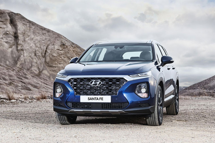 SantaFe Ultimate 2.4 có giá từ 35.450 USD (tương đương 824 triệu đồng). Chiếc xe cao cấp nhất dòng này sẽ được trang bị vô lăng có sưởi, các ghế trước có sưởi/ thông khí, ghế sau có sưởi, hệ thống thông tin giải trí 8 inch, định vị GPS, gạt mưa tự động, sạc smartphone không dây, màn hình hiển thị HUD màu. Ngoài ra nó còn được trang bị động cơ 2.4 L hoặc tùy chọn động cơ 2.0 L tăng áp (thêm tiền 1.650 USD).