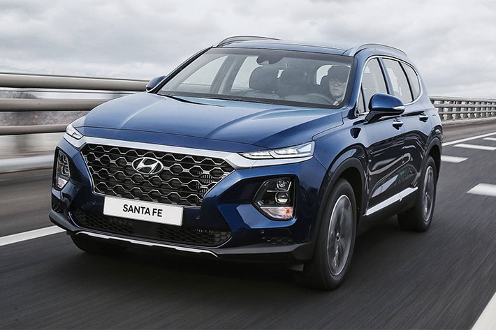 Hyundai Santa Fe 2019 thế hệ mới sẽ có giá từ 25.500 USD (khoảng 573 triệu đồng) tại Mỹ, rẻ hơn so với bản thấp nhất tại thị trường Hàn Quốc (đang bán với giá 26.179 USD). Dù đắt hơn 550 USD (khoảng 12,6 triệu) so với đời trước, nhưng Santa Fe 2019 đã được nâng cấp về thiết kế, cải thiện khả năng tiết kiệm nhiên liệu và hệ thống hỗ trợ người lái.