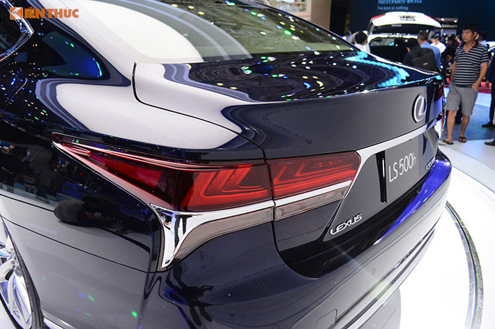 LS là dòng xe cao cấp nhất của thương hiệu xe sang Lexus. Ra mắt lần đầu vào năm 1989, LS cũng là mẫu xe đánh dấu sự xuất hiện của thương hiệu Lexus và "đối đầu" với các đối thủ Đức như Mercedes S-Class, Audi A8 hay BMW 7 Series. Tuy nhiên với thế hệ LS mới nhất, Lexus đặt tham vọng lớn là "vượt mặt" những đối thủ này.